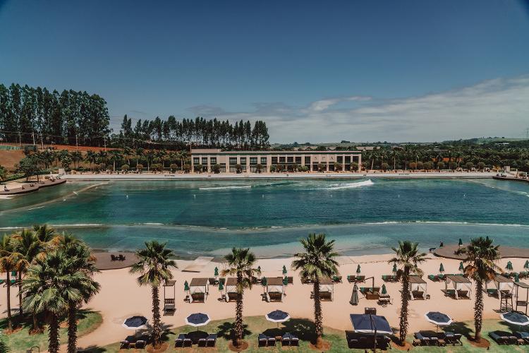 Vista geral da piscina de ondas: uma praia no interior de São Paulo