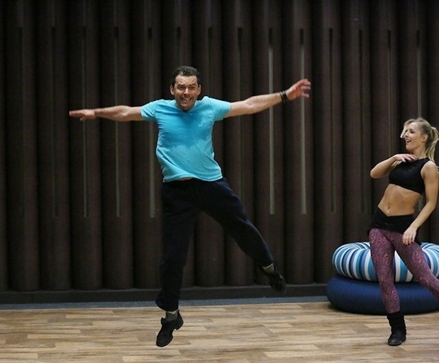 05.ago.2015 - Fernando Rocha surpreendeu a bailarina Ju Valcézia com a empolgação e a disposição para aprender rápido a coreografia