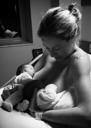 Luana Piovani amamentando os gêmeos logo após dar à luz