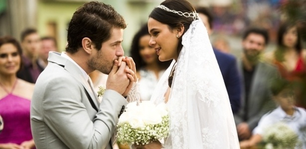 Mari (Bruna Marquezine) e Benjamin (Mauricio Destri) se casam