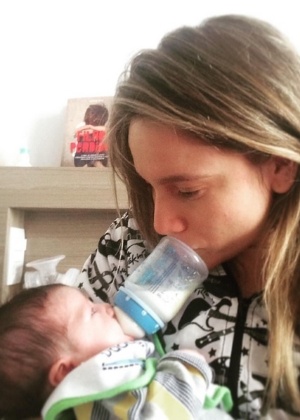 Fernanda Gentil dá mamadeira ao filho - Reprodução/Instagram