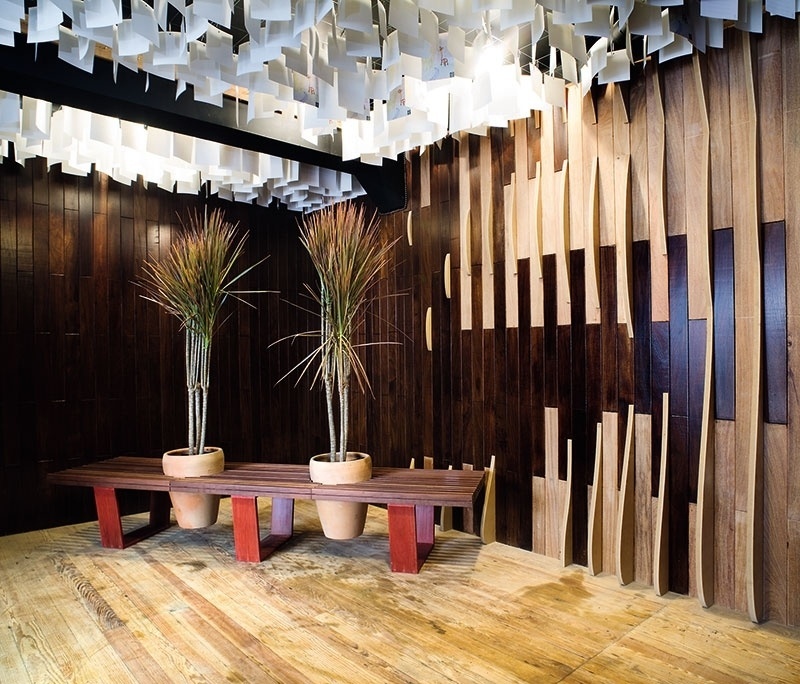 Eliana Basma e Erika Obermann compõem uma decoração para o teto do ambiente Departamento da Diva, com folhas de papel desenhadas presas com clipes a uma estrutura aramada. Destaque também para a parede com ripas de madeira salientes e para o banco com dois vasos embutidos | A Casa Cor Peru (www.casacor.com.br) fica em cartaz até 8 de novembro de 2015 - Divulgação/ Casa Cor