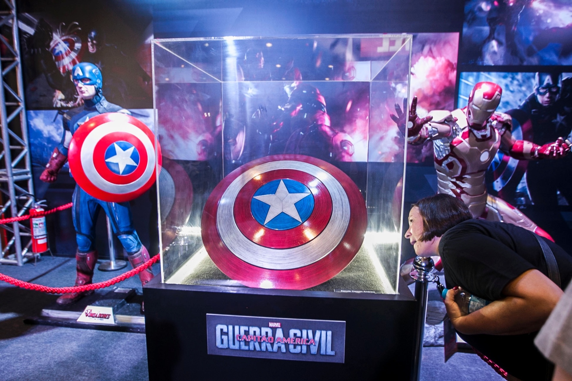 3.dez.2015 - Escudo do Capitão América exposto na Comic Con Experience 2015, no Centro de Exposições São Paulo Expo - Lucas Lima/UOL