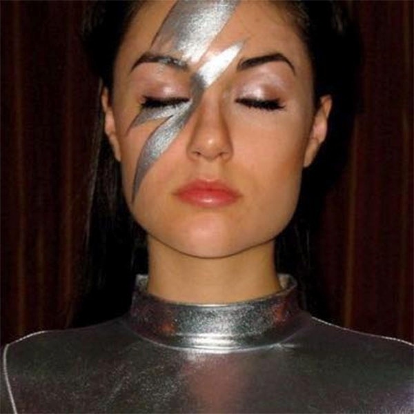 11.jan.2016 - A ex-atriz pornô Sasha Grey surge com os olhos fechados e um trovão prateado pintado no rosto em homenagem a Bowie - Reprodução/Facebook/Sasha Grey