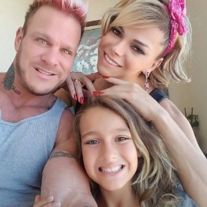 Léo Aquilla com o noivo, Chico Campadello, e a filha dele fruto de um relacionamento anterior - Reprodução/Instagram/leonoraaquillaoficial