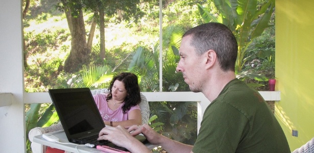 O casal de blogueiros canadenses Dalene e Pete trabalham em casa onde ficaram em Honduras - Arquivo Pessoal - Arquivo Pessoal
