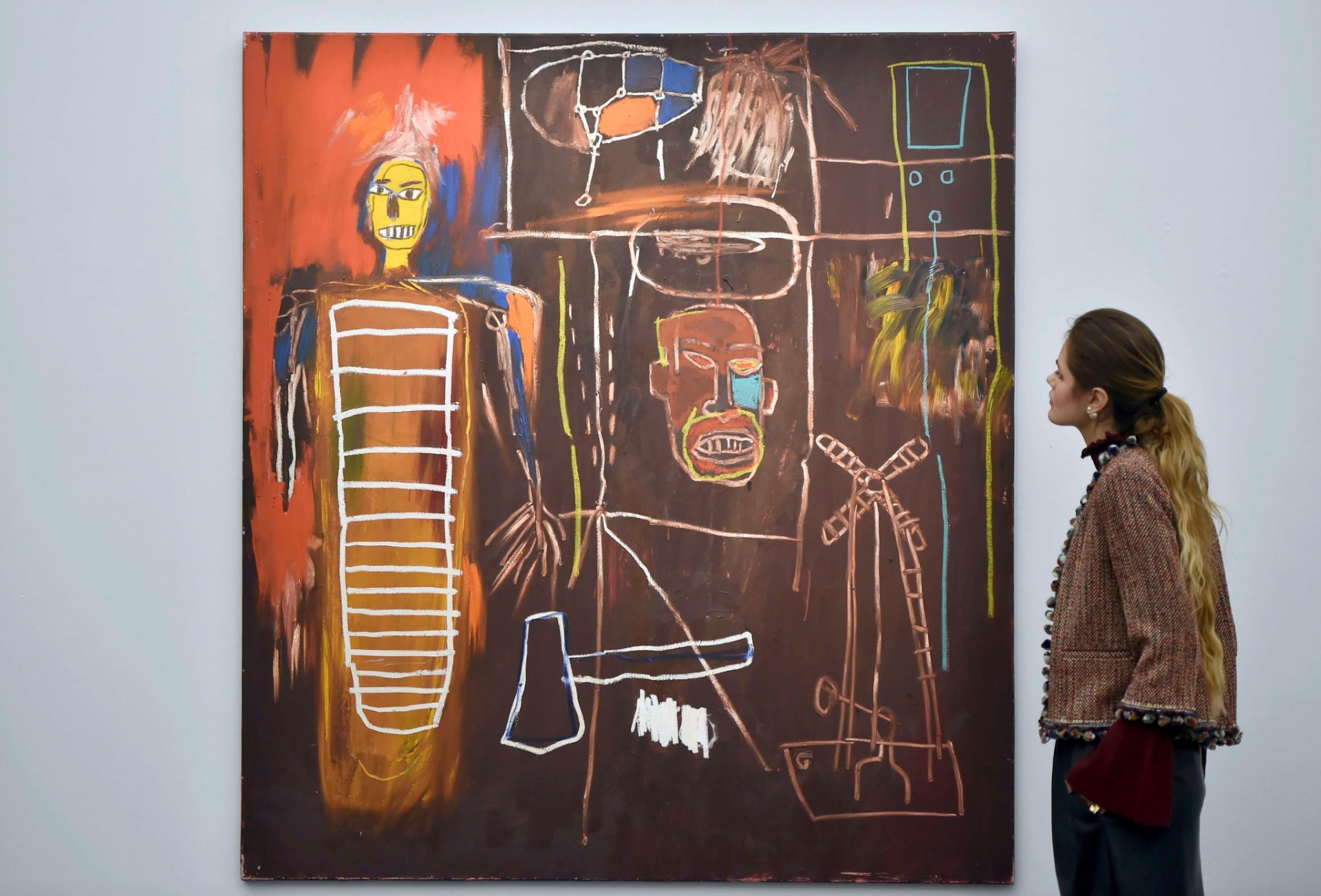 A casa de leilões Sotheby's de Londres expõe até o dia 10 de novembro mais de 350 obras de arte da coleção privada do músico britânico David Bowie. Na imagem, a obra "Air Power", de Jean-Michel Basquiat, estimada em 2,5 milhões de libras - Hannah McKay/Reuters