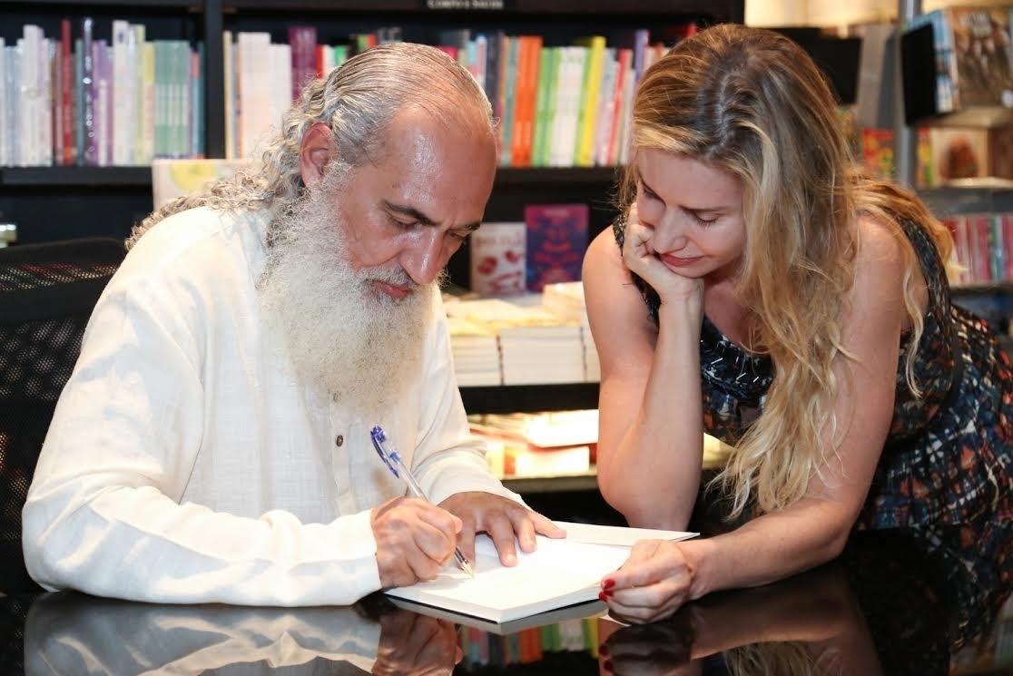 6.dez.2016 - Paula Burlamaqui prestigia o lançamento do livro do mestre espiritual Sri Prem Baba - Roberto Filho /Brazil News