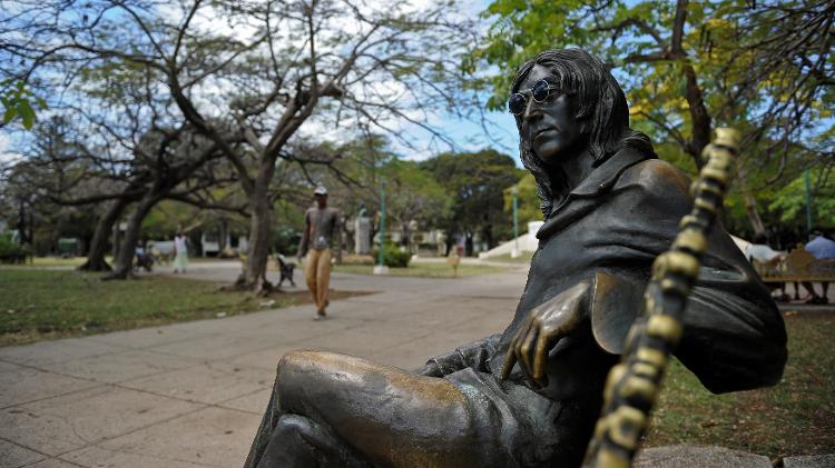 Estátua de John Lennon inaugurada em 2000 em Cuba - Yamil Lage/AFP - Yamil Lage/AFP