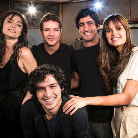 Maria Casadevall, Daniel de Oliveira, Renato Góes, Sophie Charlotte e Gabriel Leone se reúnem em estúdio para gravação da trilha de abertura da série - Globo/Sergio Zalis - Globo/Sergio Zalis