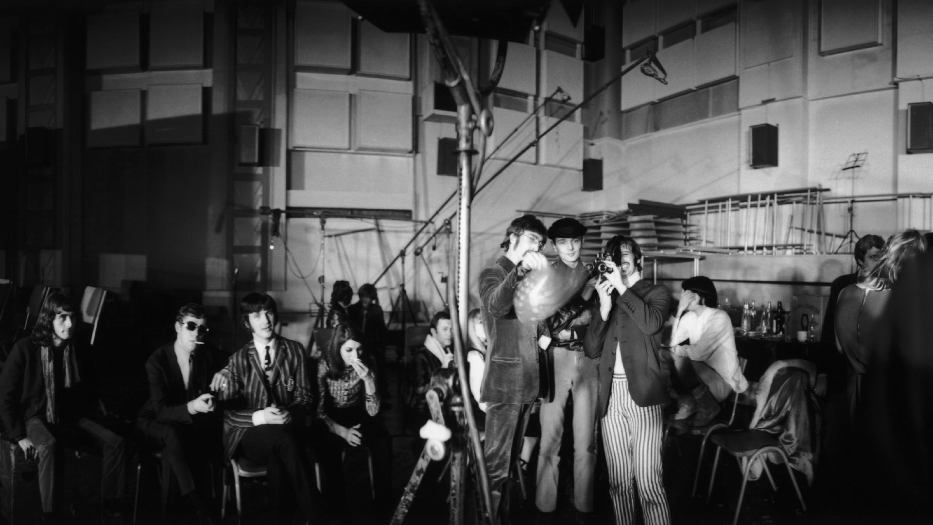 15.fev.21017 - Ringo Starr filma uma echarpe segurada por John Lennon durante as gravações de "Sgt. Pepper's Lonely Hearts Club Band" - Larry Ellis/Daily Express/Hulton Archive/Getty Images