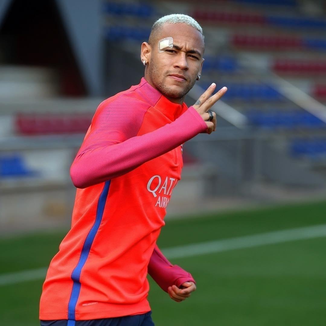 Em outubro do ano passado Neymar já desfilava com um corte parecido com o do começo do ano, mas em uma versão descolorida - Reprodução/Instagram/neymarjr