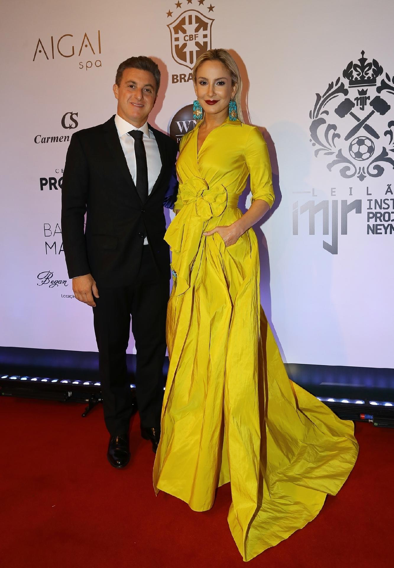 Luciano Huck posa com Claudia Leitte no leilão do Instituto Neymar em São Paulo - Manuela Scarpa, Iwi Onodera e Cláudio Augusto/Brazil News