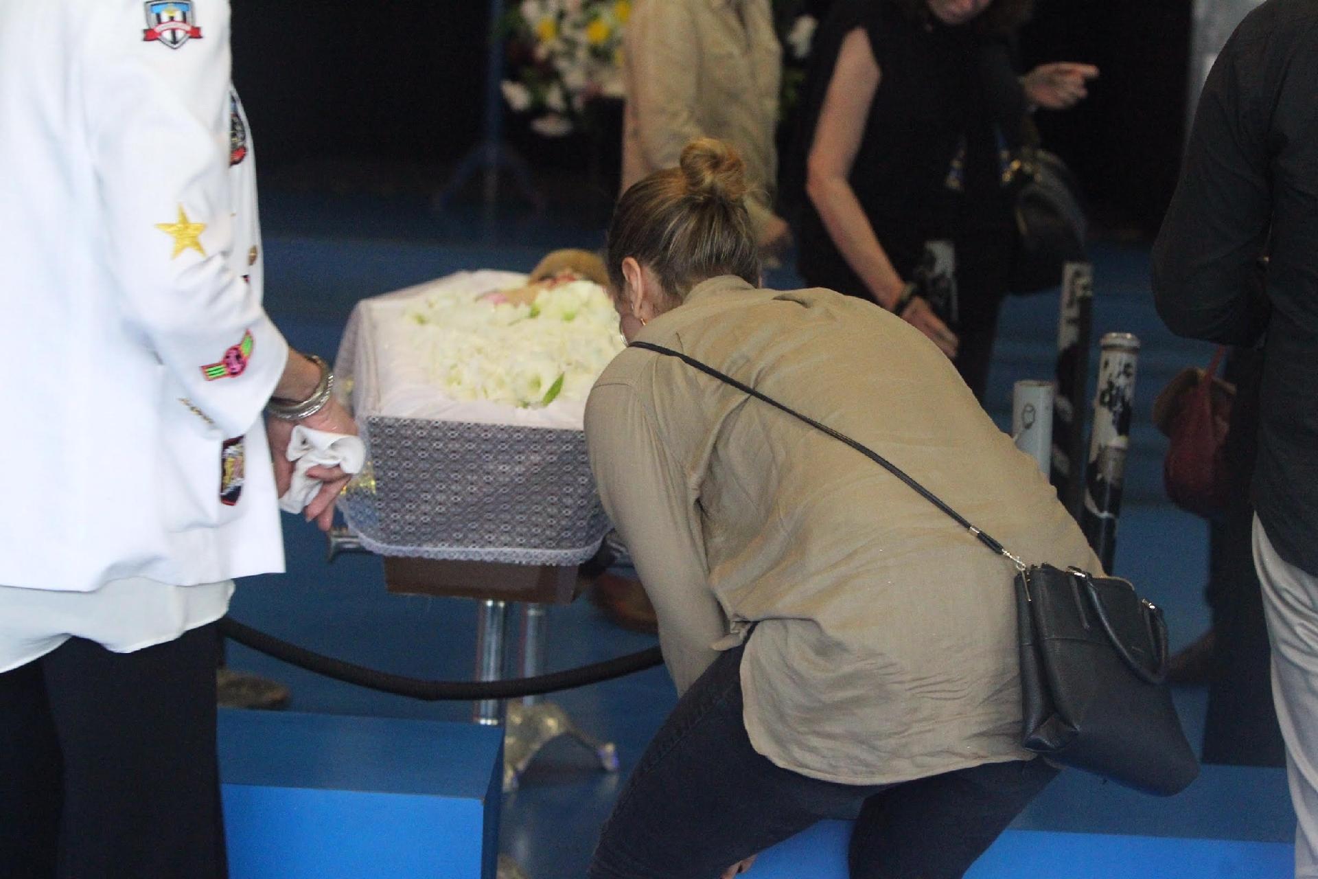 Atriz Leandra Leal vai ao velório de Rogéria na manhã desta terça (5) no Rio de Janeiro - Marcelo Sá Barretto/AgNews