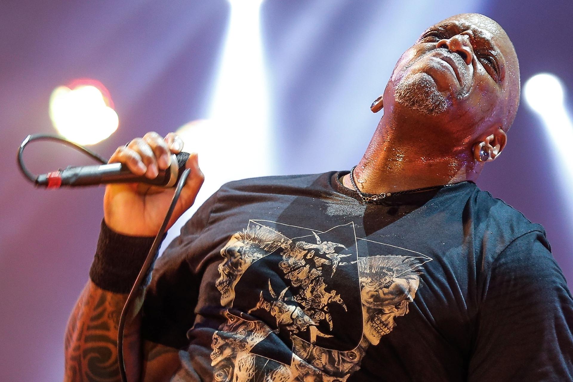 Derrick levanta a galera no show do Sepultura - Marco Antônio Teixeira/UOL