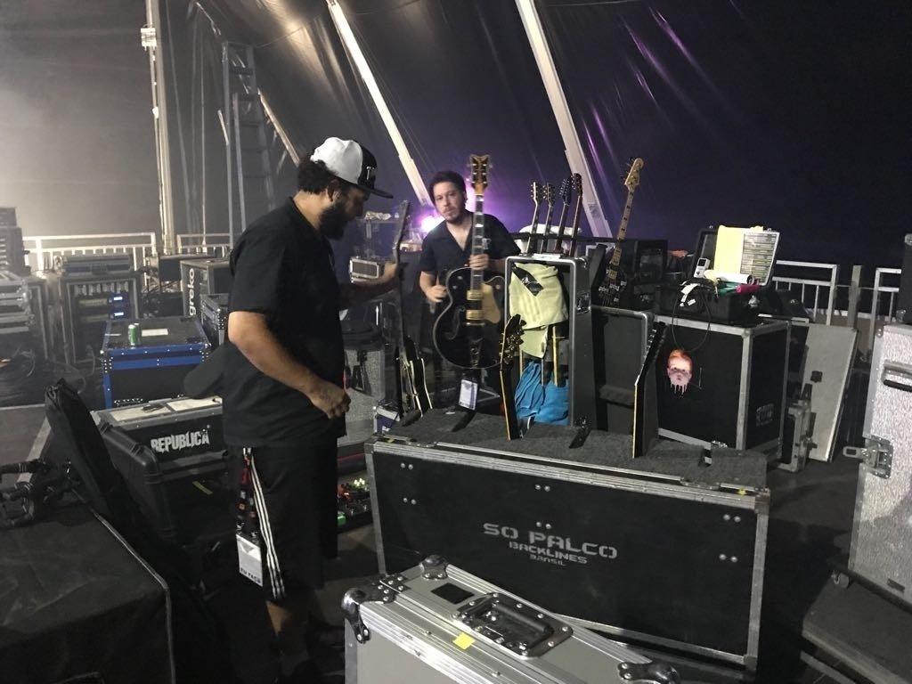 O trabalho dos roadies do República continuou horas depois do fim do show - Felipe Branco Cruz/UOL