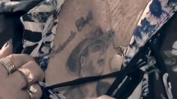 Dona Dadá, de 74 anos, também tatuou o rosto de Eduardo Costa no peito  - Reprodução/Record - Reprodução/Record