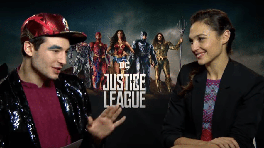 Ezra Miller e Gal Gadot se entrevistam - Reprodução