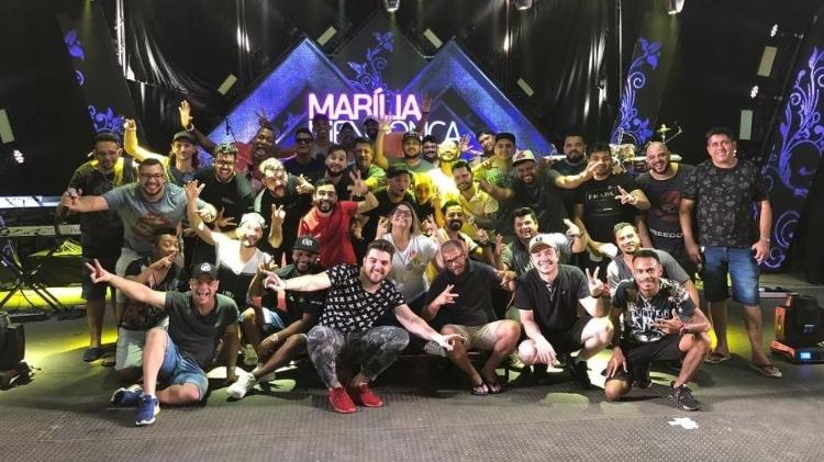 Contagiada pelo espírito de final de ano, Marília Mendonça posta foto agradecendo sua equipe. "Toda a mudança da água pro vinho da minha vida, toda a saudade de casa, todo o amadurecimento dolorido, complicado e necessário que é imposto pra uma menina de 22 anos, que só quer ser menina e pronto, fica muito mais bonito e mais fácil com vocês do meu lado. Aprendizado e ensinamento tudo na mesma equipe. Eu amo muito vocês", escreveu a cantora - Reprodução/Facebook - Reprodução/Facebook