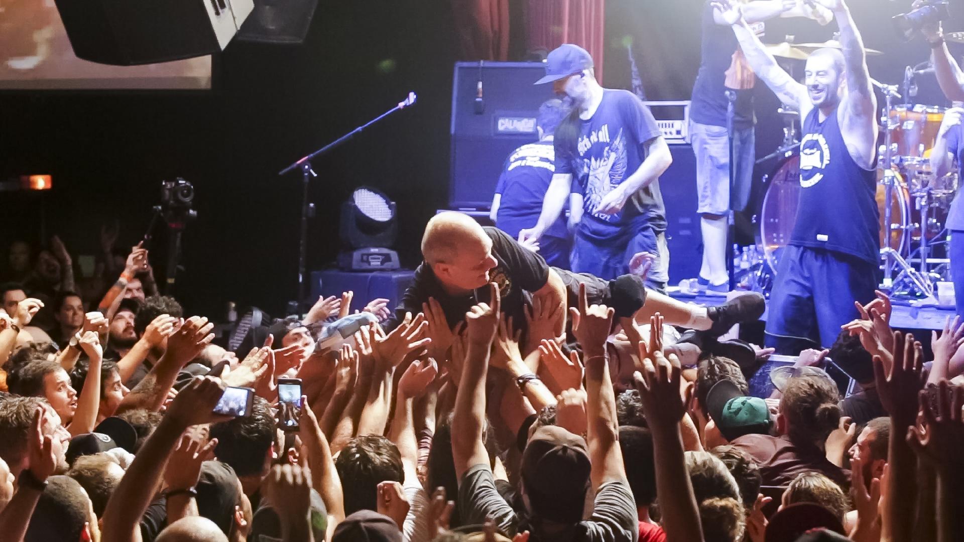 Despedida do Hangar, em São Paulo, lota casa de shows com a banda CPM 22 no palco - Marcelo Justo/UOL