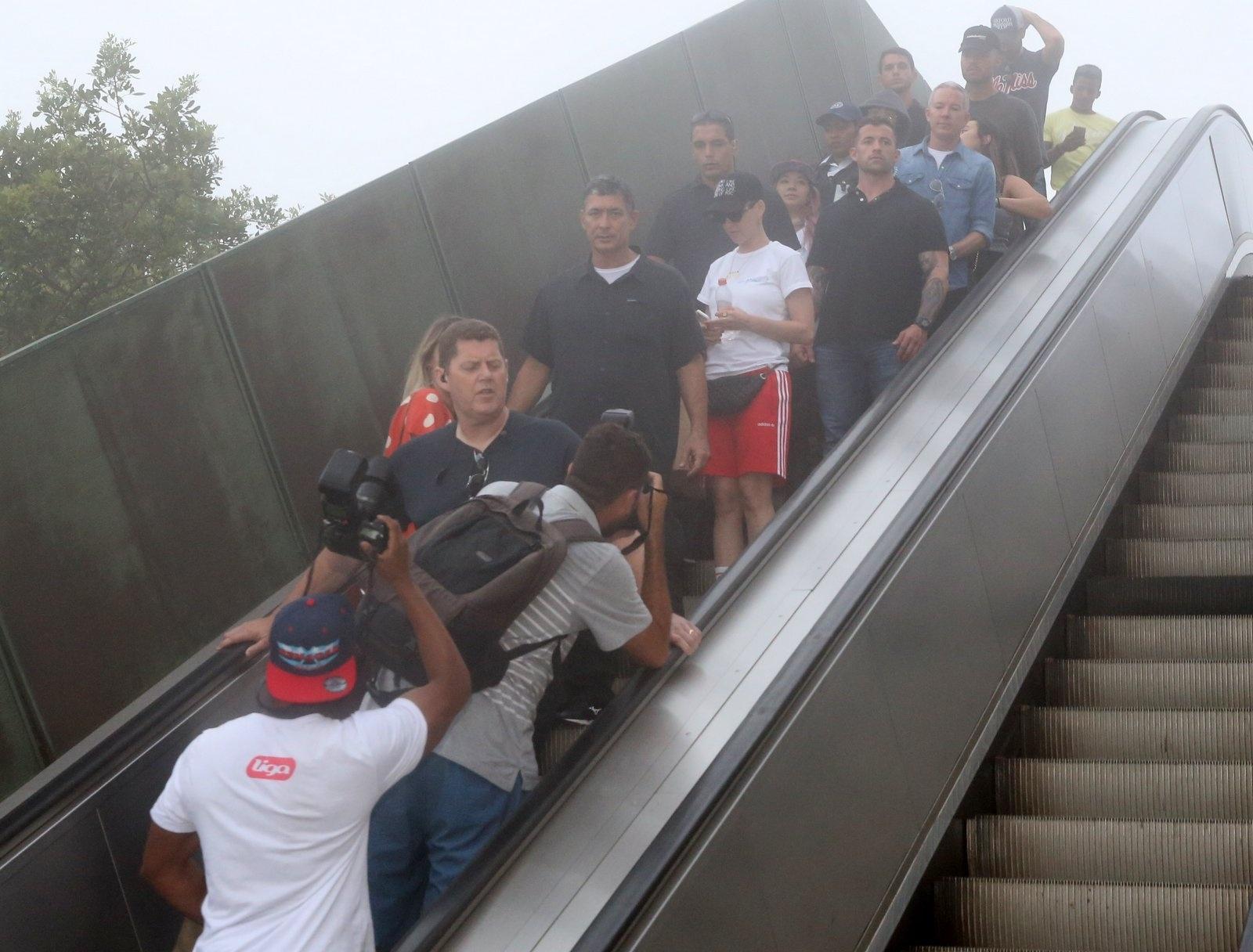 A cantora Katy Perry visitou o Cristo Redentor, no Rio de Janeiro, antes de fazer show na capital fluminense - AgNews