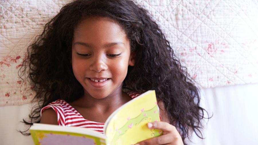 A literatura abre portas para o conhecimento: aproveite as promoções de livros para o Dia das Crianças - Getty Images/iStockphoto