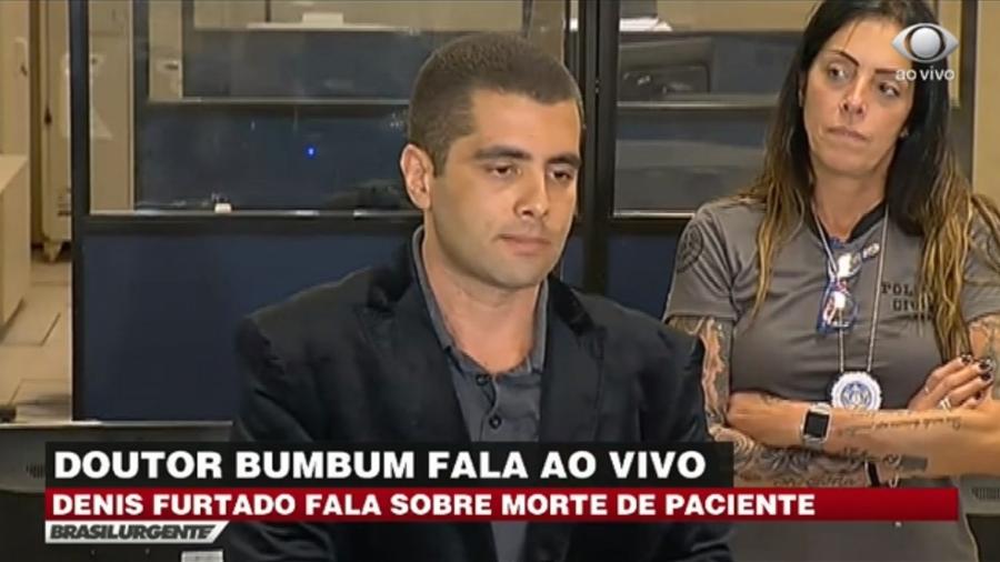 Repórter do SBT recebe elogio inesperado de Doutor Bumbum: "Adoro o Silvio Santos" - Reprodução/TV Bandeirantes