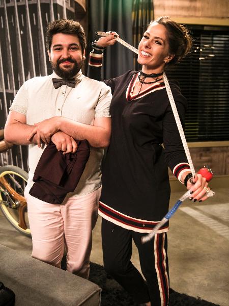 Igor ( Leo Bahia ) e Zelda ( Adriane Galisteu ) em "O Tempo Não Para" - Globo / João Miguel Júnior - Globo / João Miguel Júnior