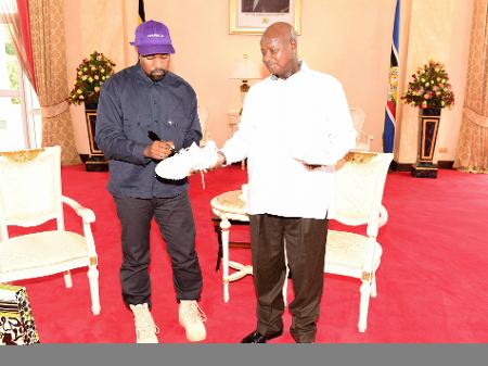 Kanye West presenteia Yoweri Museveni, presidente de Uganda, com um dos seus tênis - Uganda"s Presidential press office / AFP