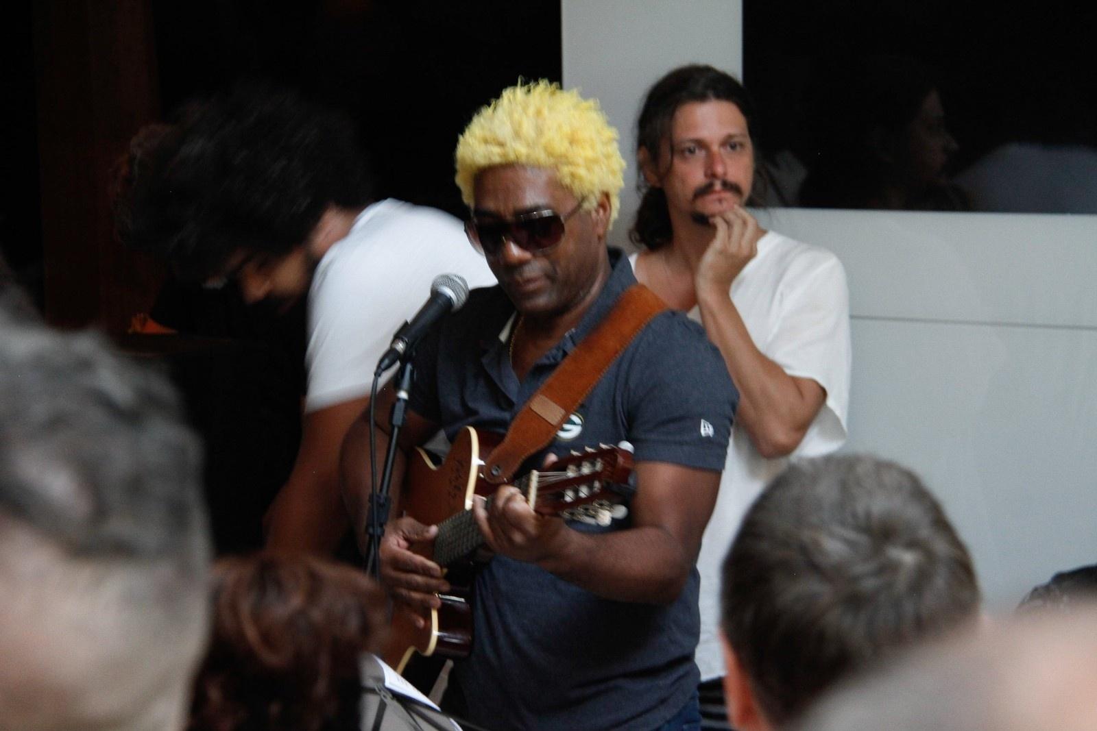 O músico Ivo Meirelles canta no velório de Yuka - Marcos Ferreira / Brasil News