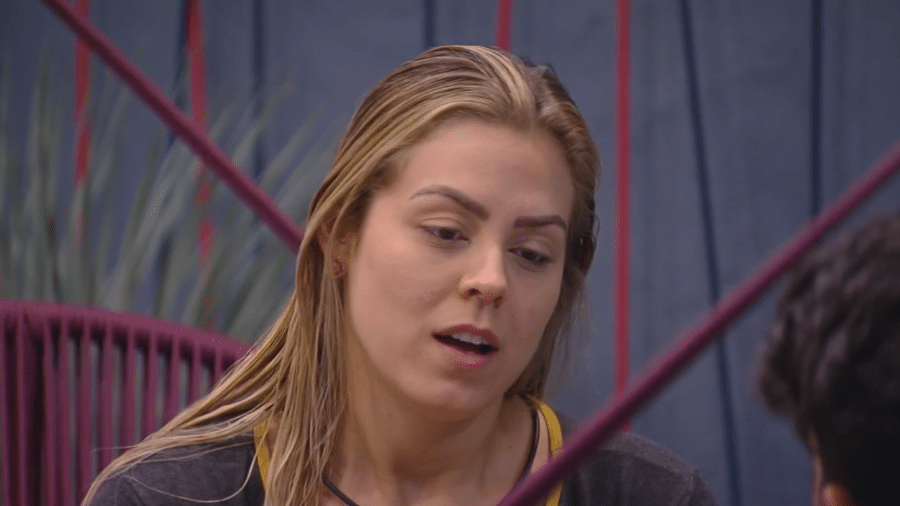 Isabella tem DR com Maycon na varanda da casa - Reprodução/Globoplay
