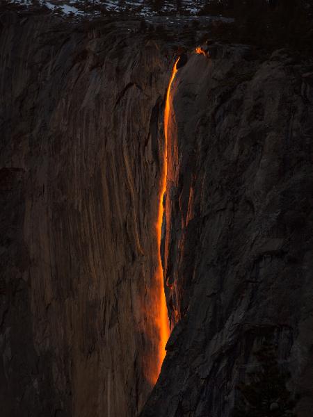 A Firefall parece lava escorrendo por uma das montanhas do Parque Nacional Yosemite - Evanos/Getty Images/iStockphoto - Evanos/Getty Images/iStockphoto