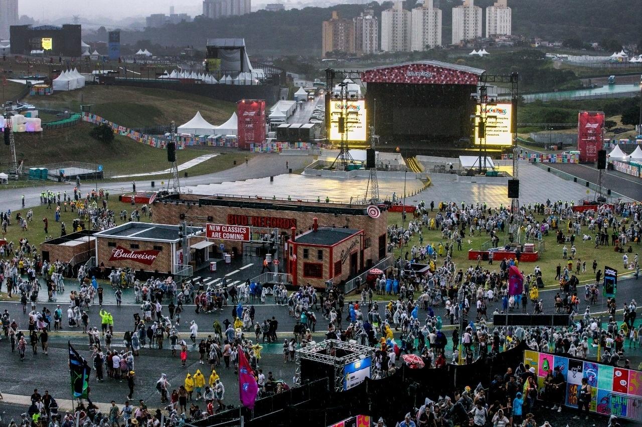 Público procura abrigo para a chuva no autódromo de Interlagos; organização tenta manter festival - Mariana Pekin/UOL