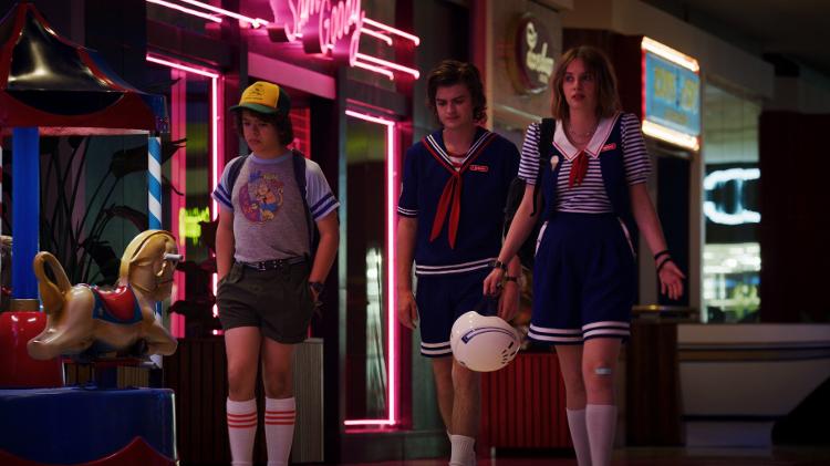 Dustin (Gaten Matarazzo), Steve (Joe Keery) e Robin (Maya Hawke) em cena da terceira temporada de Stranger Things - Divulgação - Divulgação