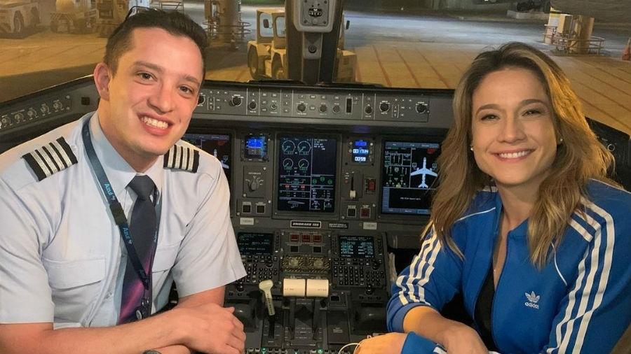 Fernanda Gentil ao lado do primo piloto de avião - Reprodução/Instagram
