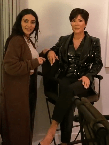Kim Kardashian ao lado da estátua de cera da mãe, Kris Jenner - Reprodução/Instagram