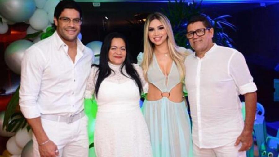Hulk e Camila Angelo abraçados com os pais dele, Socorro e Gilvan - Reprodução/Instagram 