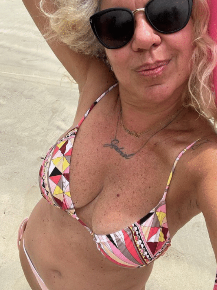 Astrid Fontenelle posou de biquíni durante férias na Bahia, mostrando boa forma aos 59 anos - Reprodução/Instagram/@astridfontenelle