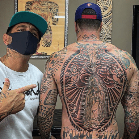 Felipe Titto fecha as costas com tatuagem: 'Numa tacada só