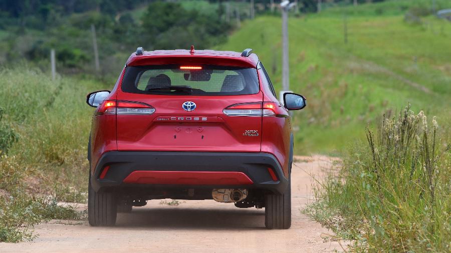 Toyota Corolla Cross recebeu "gambiarra" para tentar esconder escapamento - Murilo Góes/UOL
