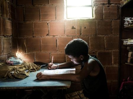 Alunos pobres no Brasil têm 3 vezes mais chances de reprovar, diz OCDE