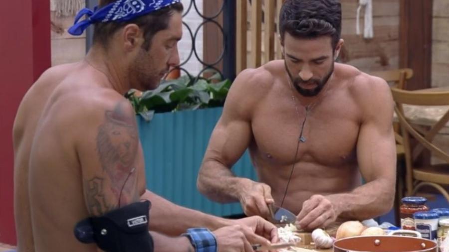 A Fazenda 2021: Erasmo Viana e Victor Pecoraro preparam o almoço da casa - Reprodução/PlayPlus