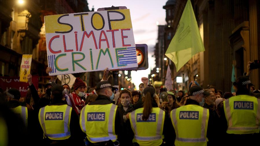 Manifestação no centro de Glasgow, liderada pelo movimento Extinction Rebellion - REUTERS/Hannah McKay