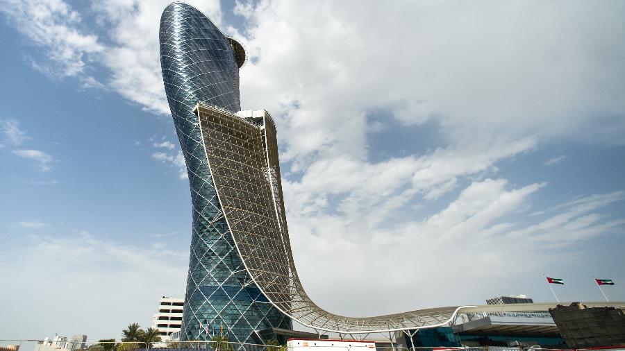 Capital Gate, o arranha-céu "torto" de Abu Dhabi que é comparado à Torre de Pisa - Artur Widak/NurPhoto via Getty Images