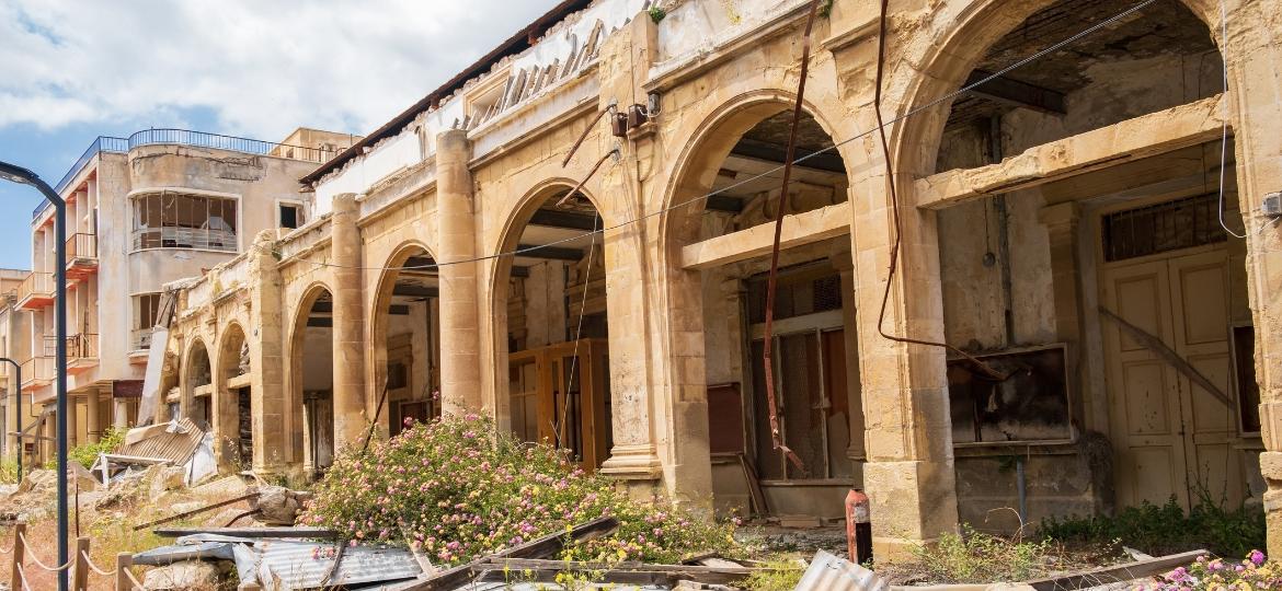 Em Varosha, você verá os prédios cercados de entulhos e com cordas que limitam os acessos por questões de segurança - palliki/Getty Images/iStockphoto