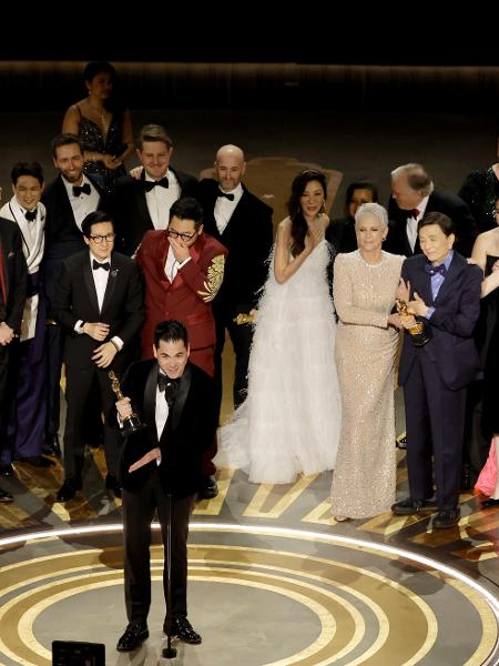 Jonathan Wang recebe o Oscar de Filme do Ano por "Tudo em Todo Lugar ao Mesmo Tempo" - Kevin Winter/Getty Images