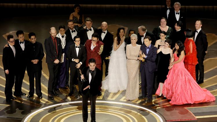 Jonathan Wang recebe o Oscar de melhor filme por 'Tudo em Todo o Lugar ao Mesmo Tempo' - Kevin Winter/Getty Images - Kevin Winter/Getty Images