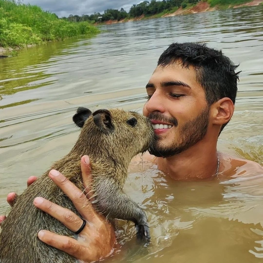 Todo dia a Clara a capivara cantando uma música diferente