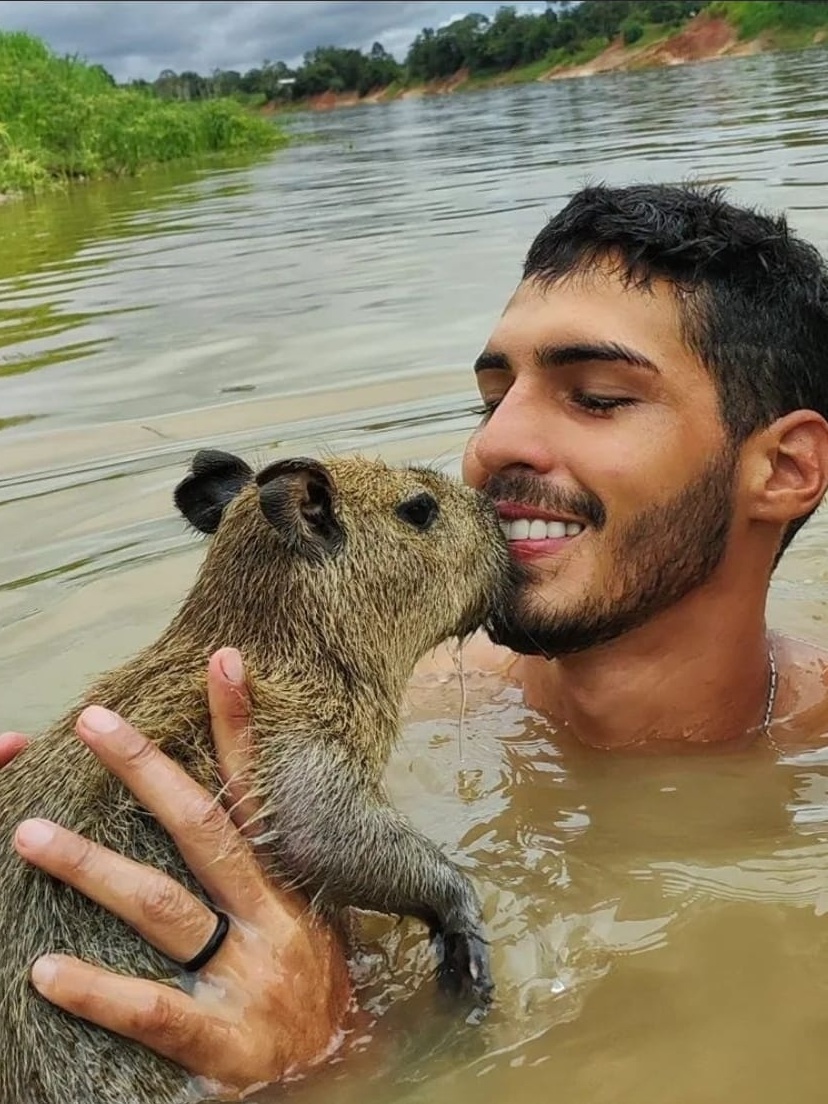 Amizade entre estudante e capivara viraliza nas redes