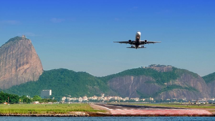 Avião decola do aeroporto Santos Dumont, no Rio de Janeiro